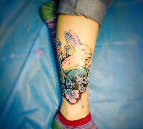 可爱动人的小白兔腿部纹身图片