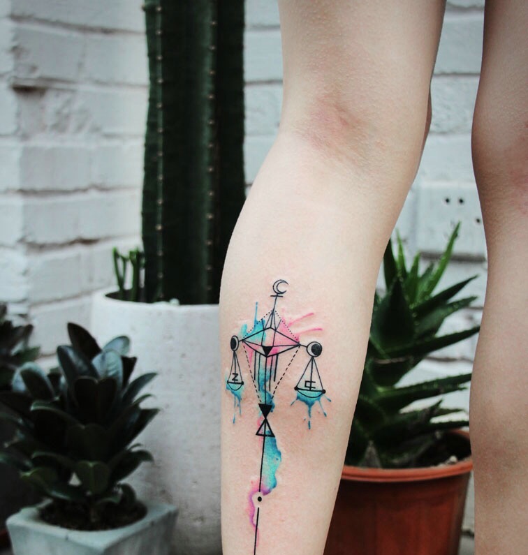 小腿外侧水彩天枰纹身图片