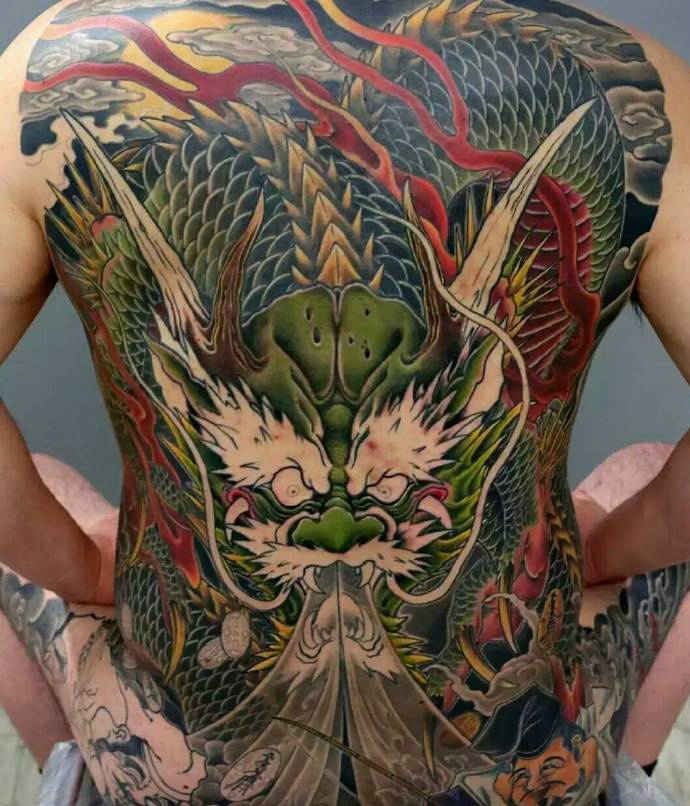 满背彩色大邪龙纹身图片风度翩翩