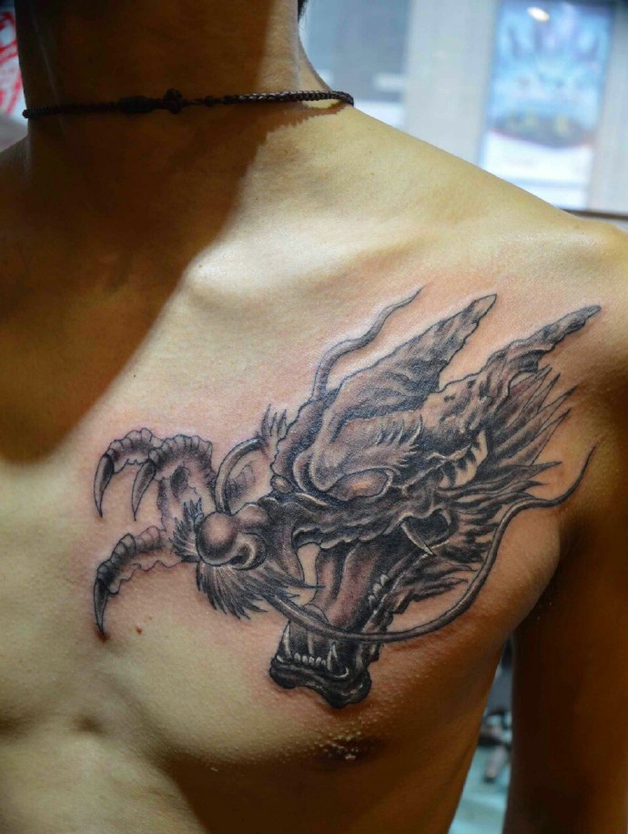 男士胸前个性龙头纹身图案很显突出