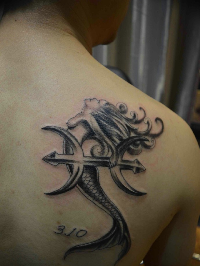 后背一条精致的美人鱼纹身图片