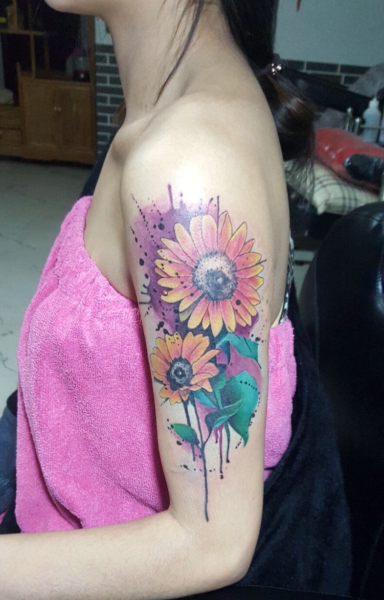 一款泼墨风格的手臂向日葵纹身图片