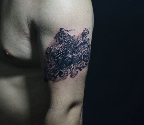 大臂来袭的黑白小麒麟纹身图片