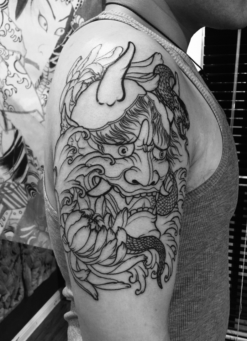 大臂未完成的黑白般若纹身图案