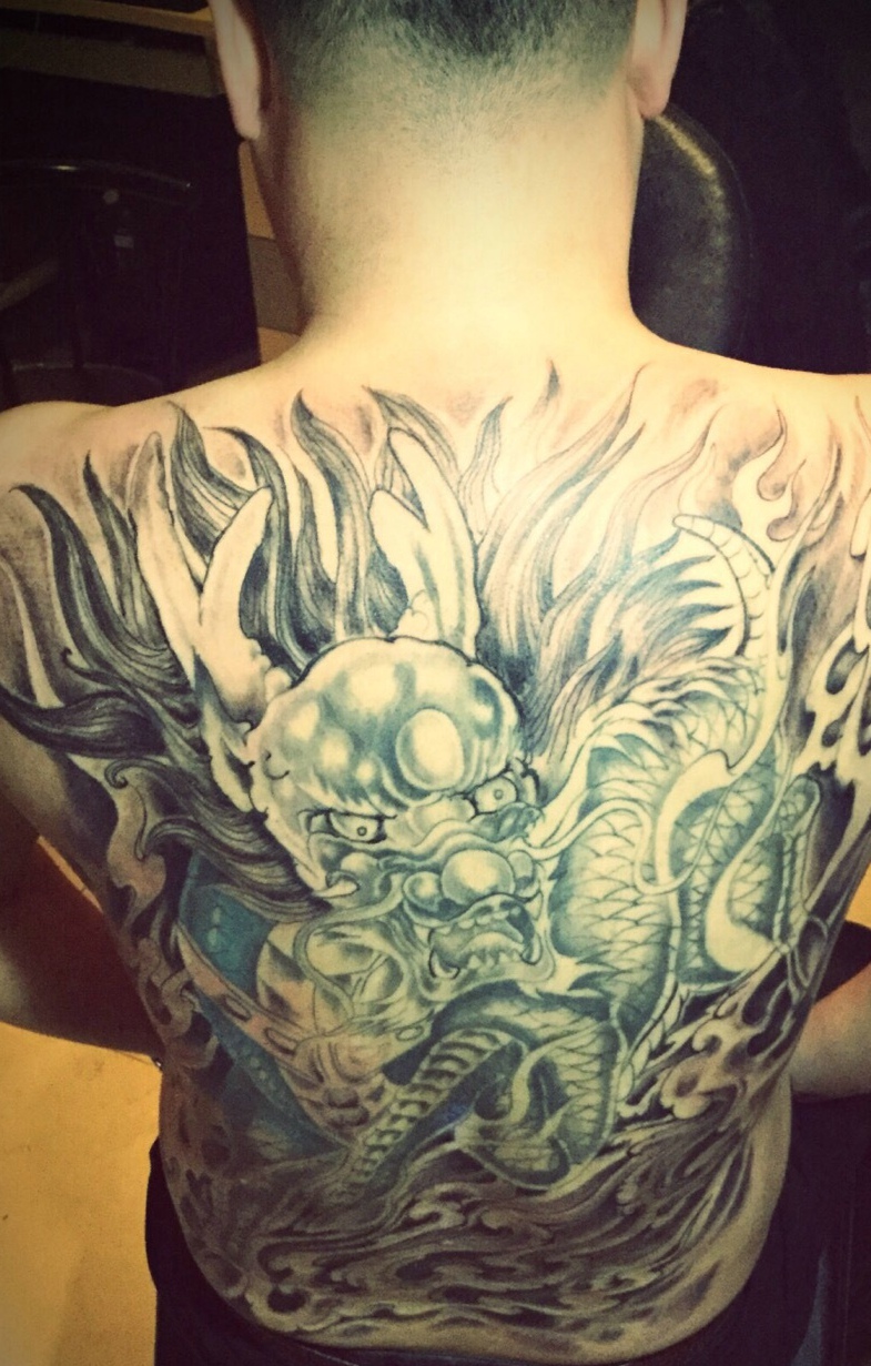 满背黑白图腾纹身图案魅力抵挡不住