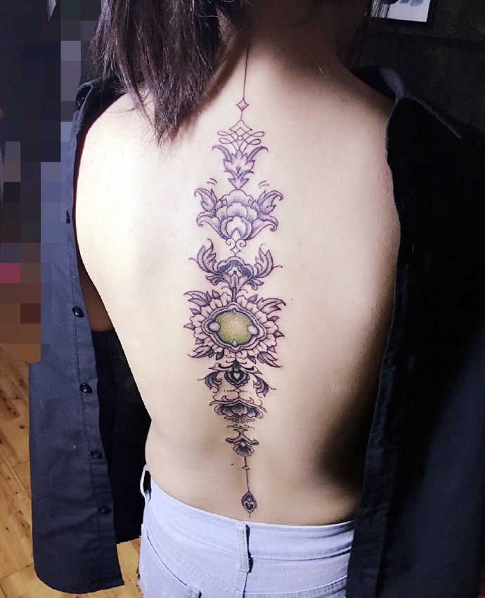 脊椎部的创意精致的图腾纹身图片