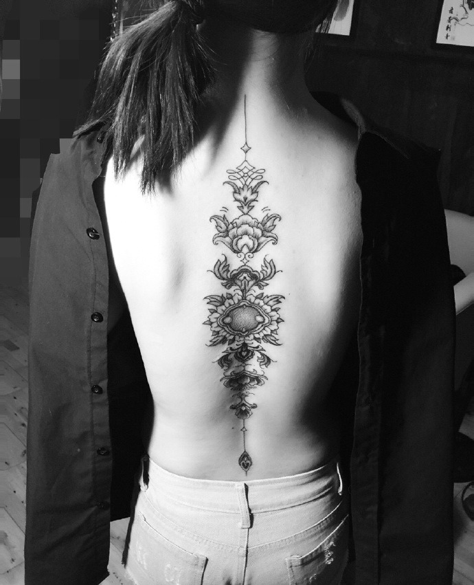 脊椎部的创意精致的图腾纹身图片