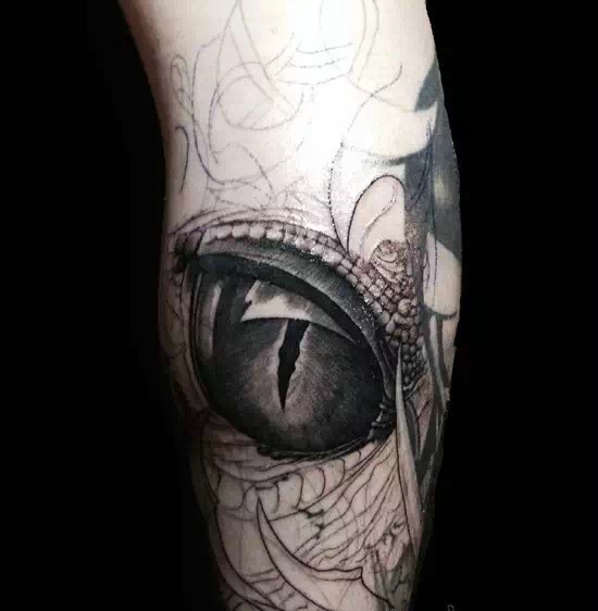 腿部外侧的黑白3d眼球纹身图案