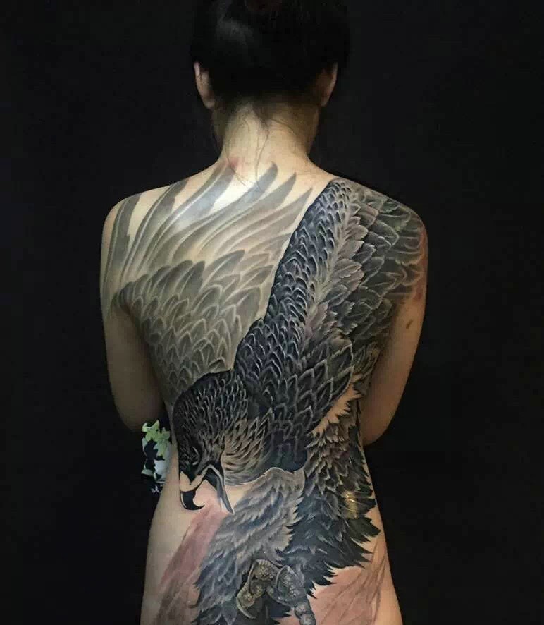 女生满背个性独特的大老鹰纹身图案