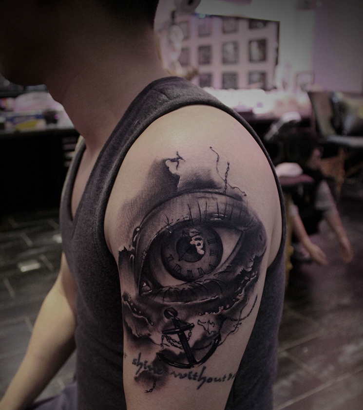 大臂黑白3d眼球纹身图片十分逼真
