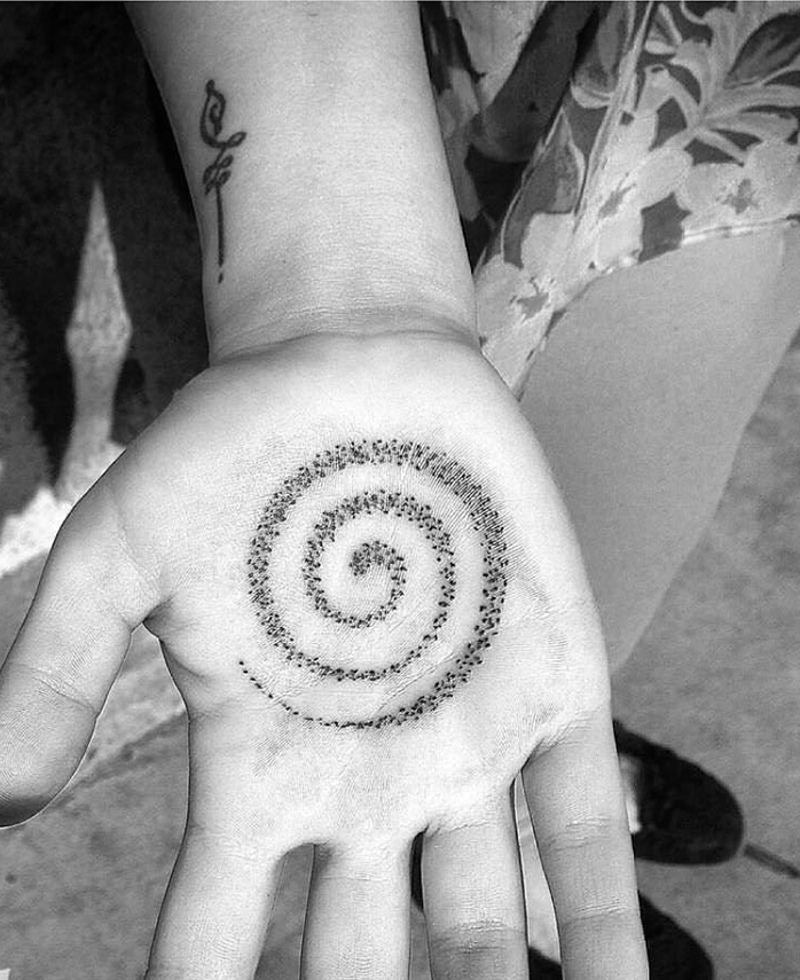 一组款式多样的手心黑白纹身图案