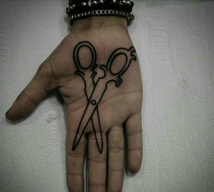 一组款式多样的手心黑白纹身图案缩略频道推荐图