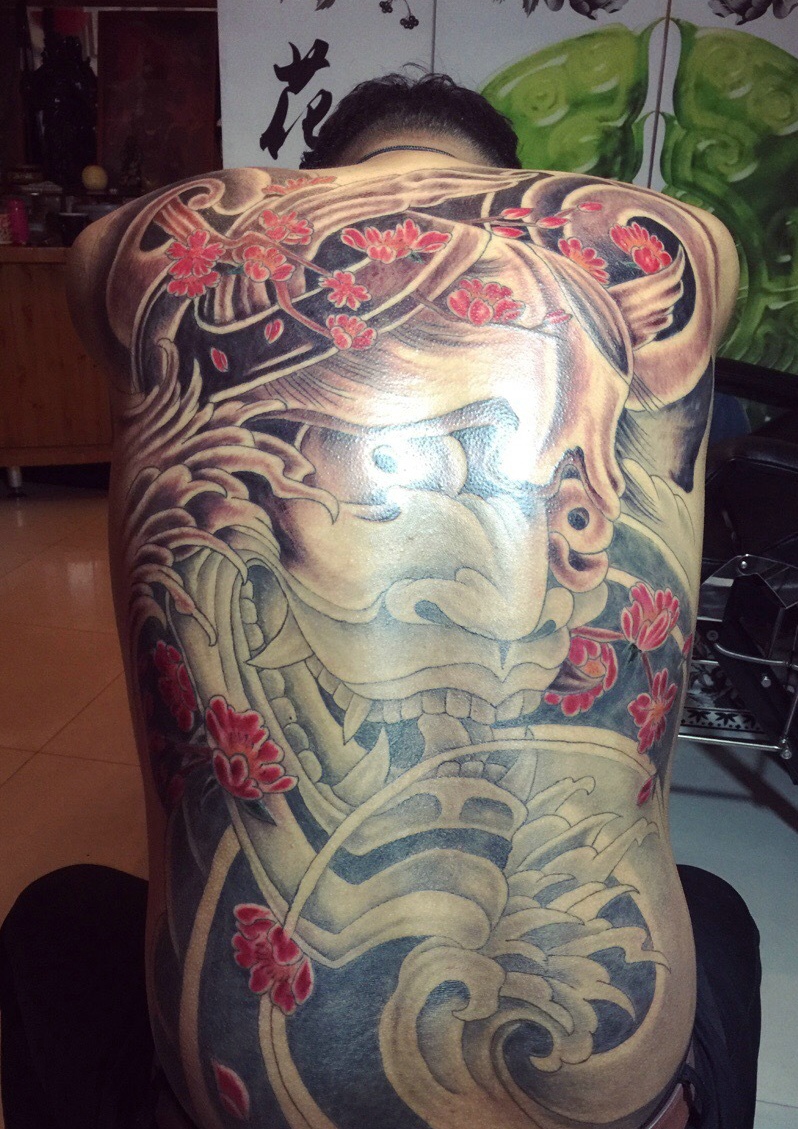 满背大般若纹身图案自信绽放