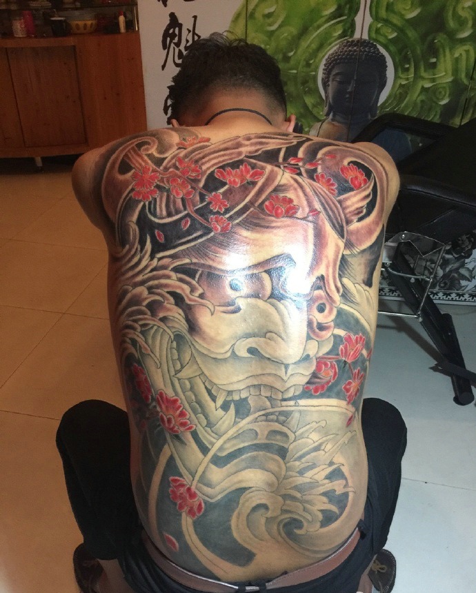 满背大般若纹身图案自信绽放