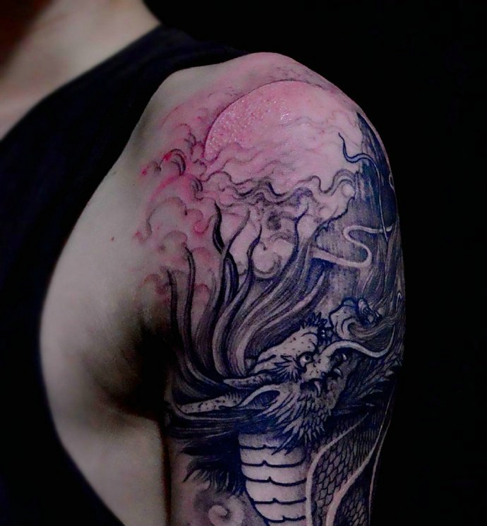 大臂黑白老传统麒麟纹身图片