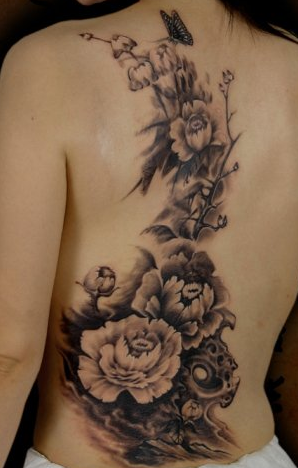 美女背部唯美好看的牡丹花纹身图案