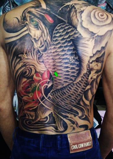 男性后背锦鲤纹身图案