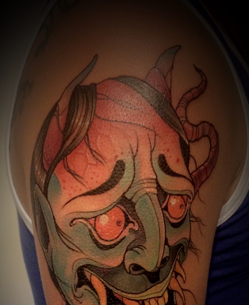 大臂彩色红般若纹身图片相当抢眼