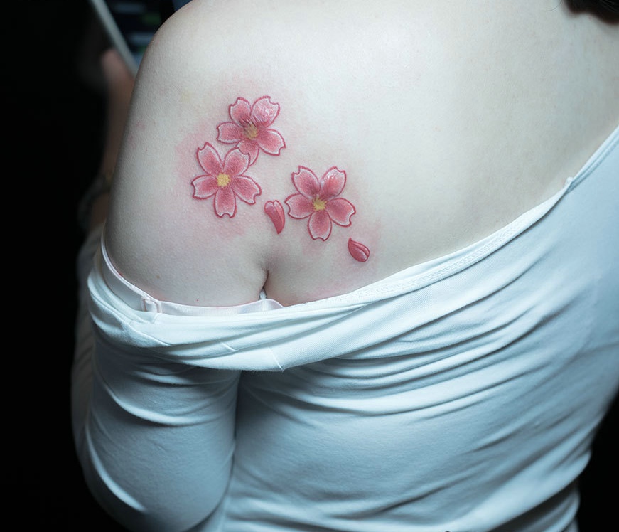 后背小清新樱花纹身图片性感诱人