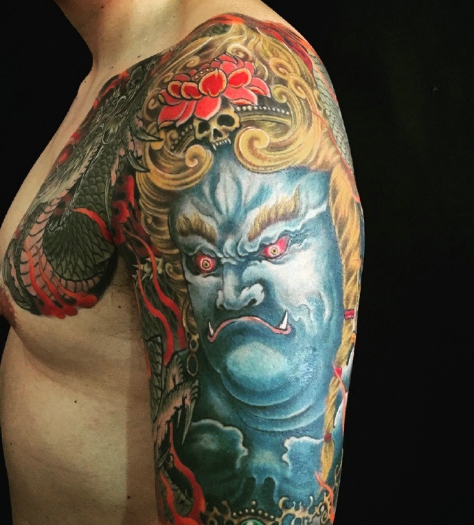 迷人炫酷的彩色半甲邪龙纹身图案