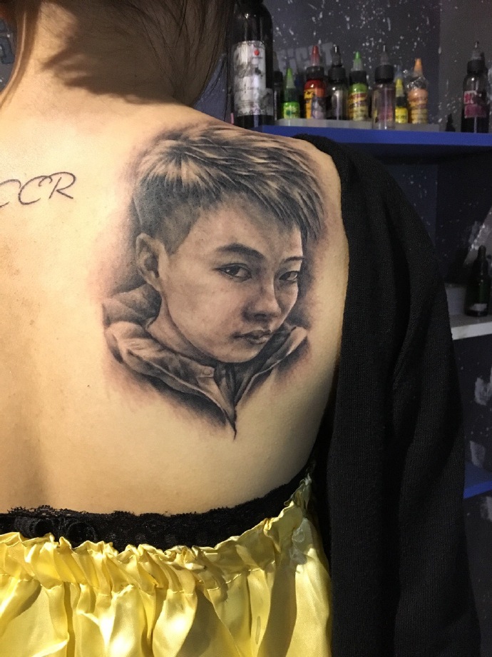 遮盖背部一小块的黑白肖像纹身图案