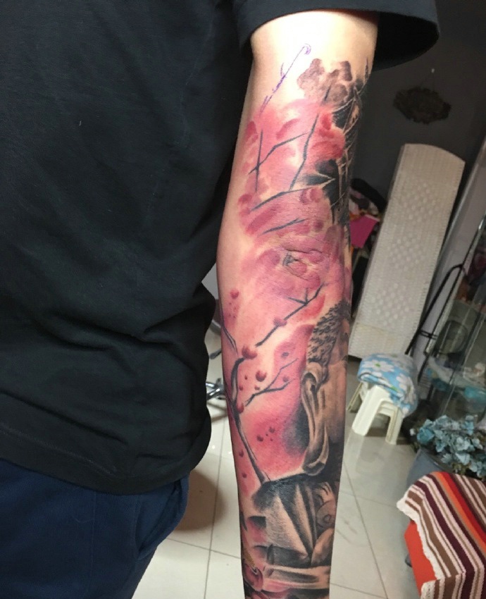 佛与古城建筑结合的花臂纹身图案