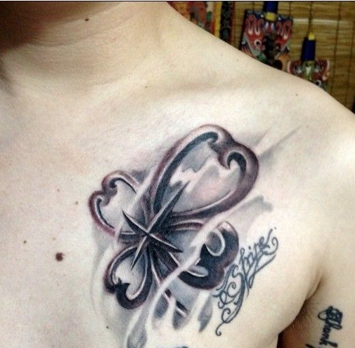 男性胸口水墨风四叶草纹身