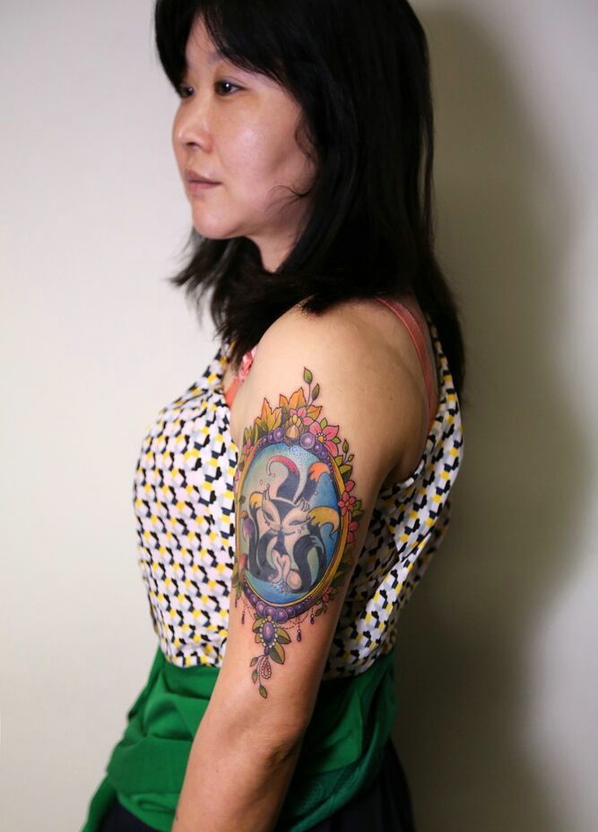 女士手臂外框花环纹身图片个性时尚缩略频道推荐图