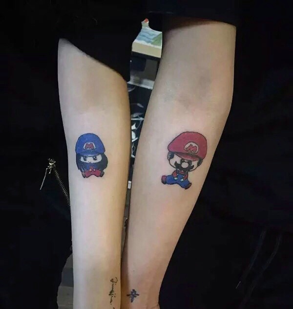 可爱卡通情侣人物的手臂纹身图片