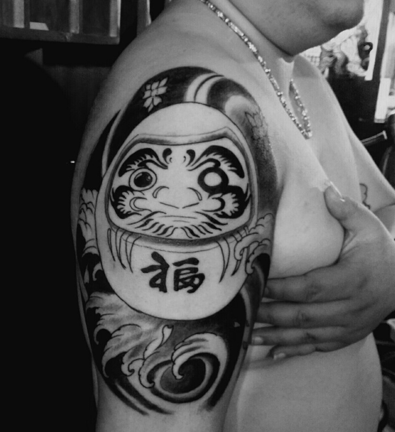 大臂个性黑白不倒翁纹身图片