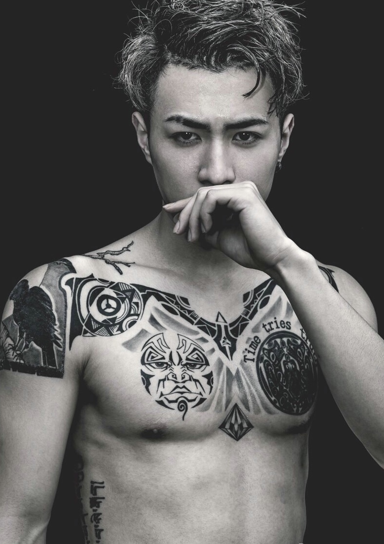 小鲜肉男明星的个性霸气纹身图片