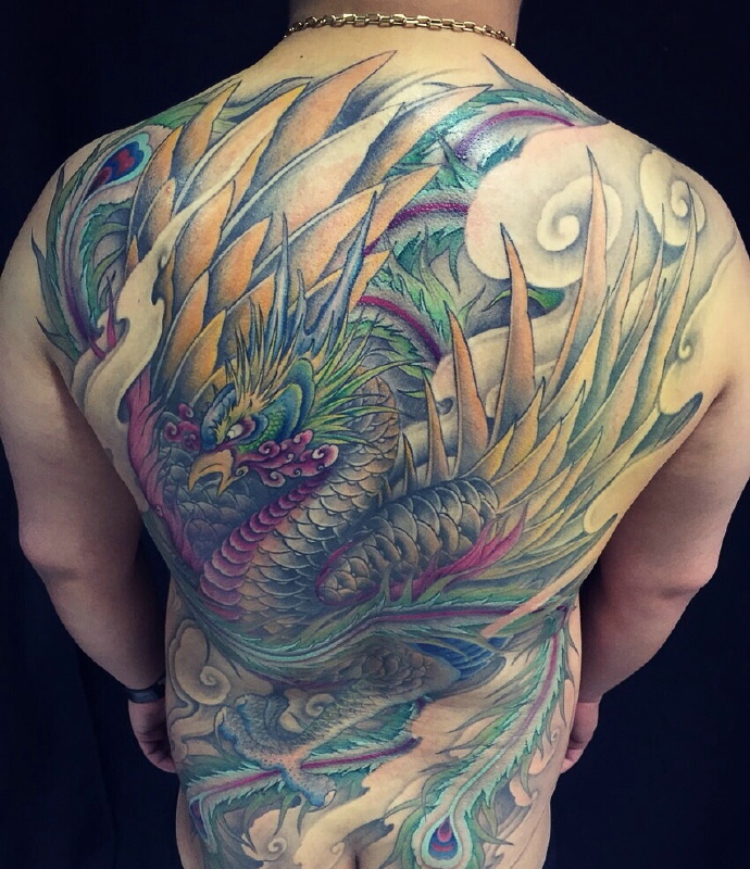 满背个性张扬的彩色大凤凰纹身图案