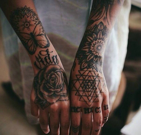 一组非常耀眼个性的花朵纹身图案