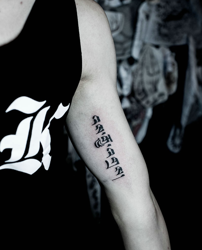 手臂内侧简陋的时尚梵文纹身图片