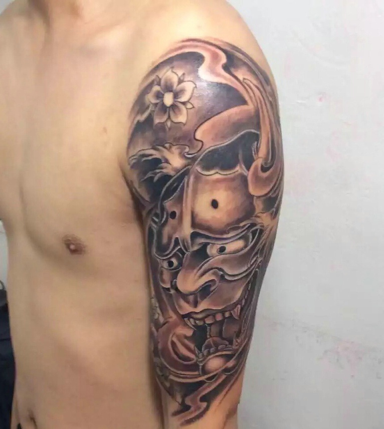 大臂黑白帅气的小般若纹身图片