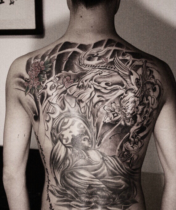 貔貅与佛像结合的满背纹身图案