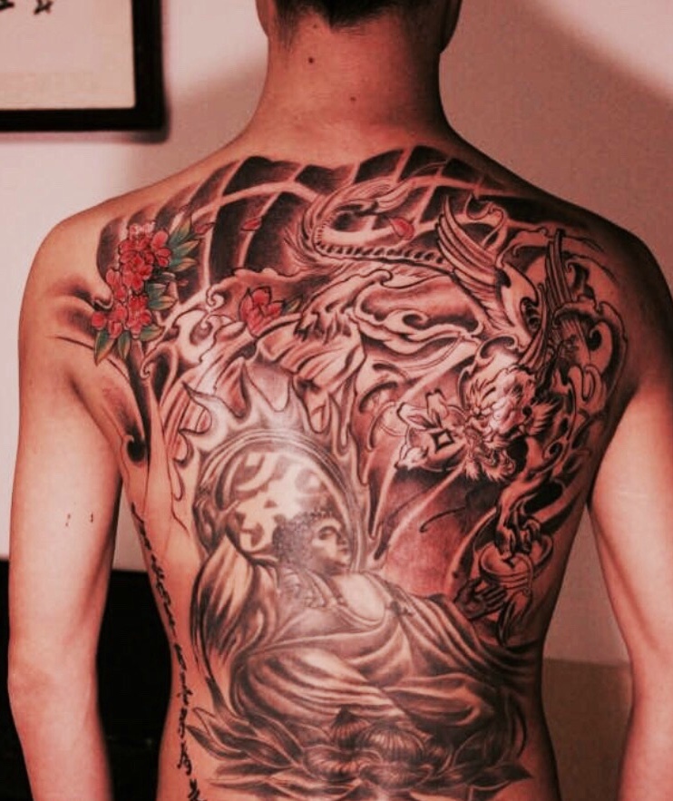 貔貅与佛像结合的满背纹身图案