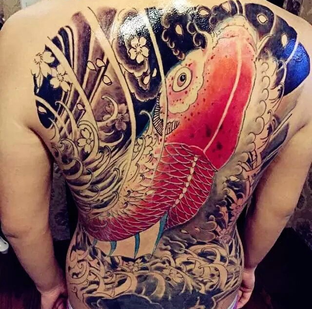 满背彩色大鲤鱼纹身图案事业蒸蒸日上