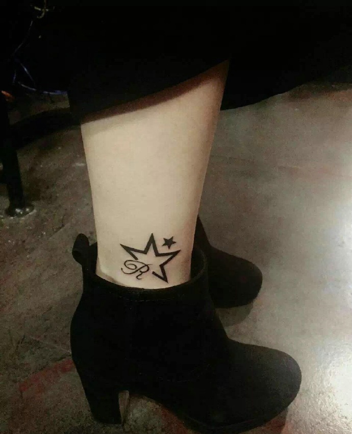高跟鞋美女小腿隐藏着五角星纹身图片