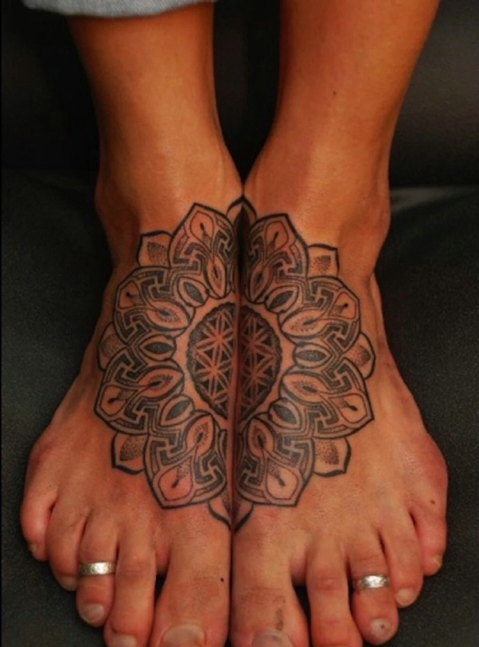 一组完全不一样风格的脚背纹身图案