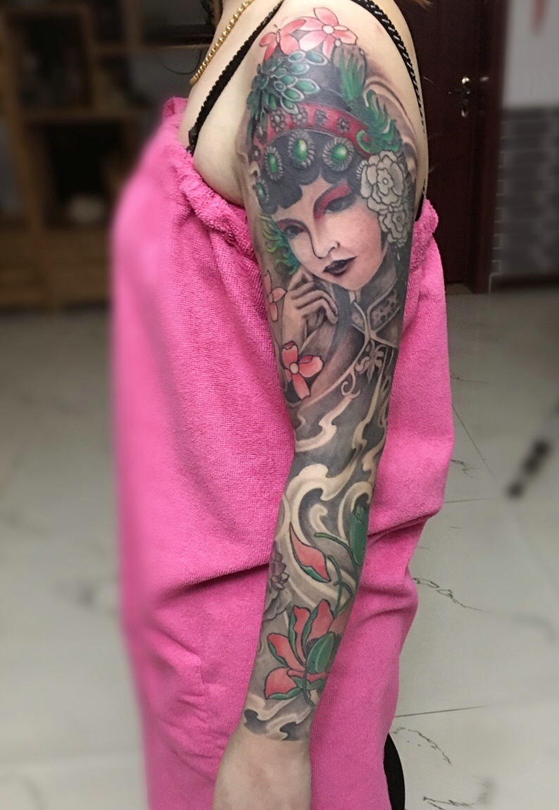 红色浴巾美女有着传统花旦纹身图片