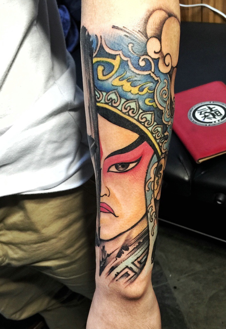 遮盖半边脸的手臂彩色花旦纹身图片