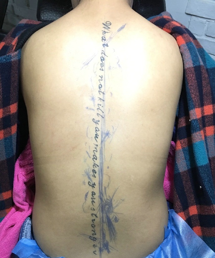 脊椎上的个性有趣的英文纹身图片