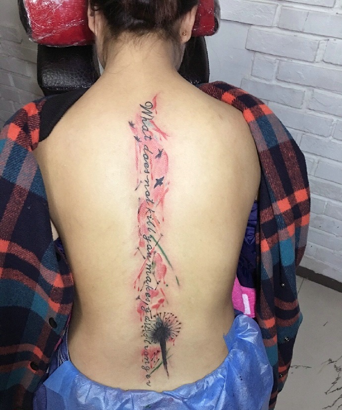 脊椎上的个性有趣的英文纹身图片