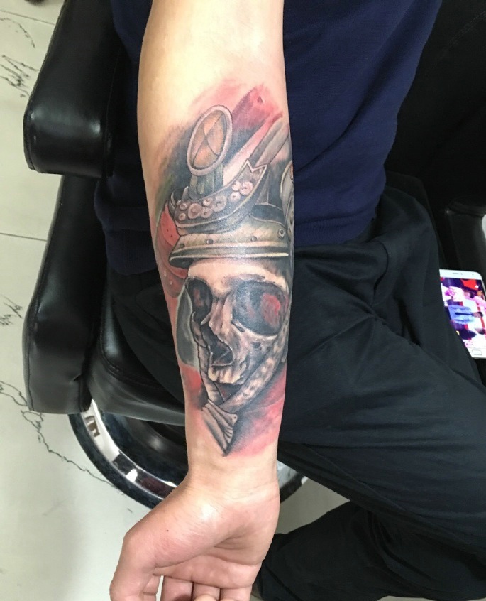 手臂外侧骷髅武士纹身图片