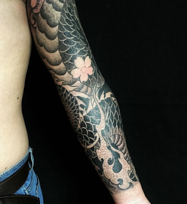 经典个性的手臂黑白纹身图案