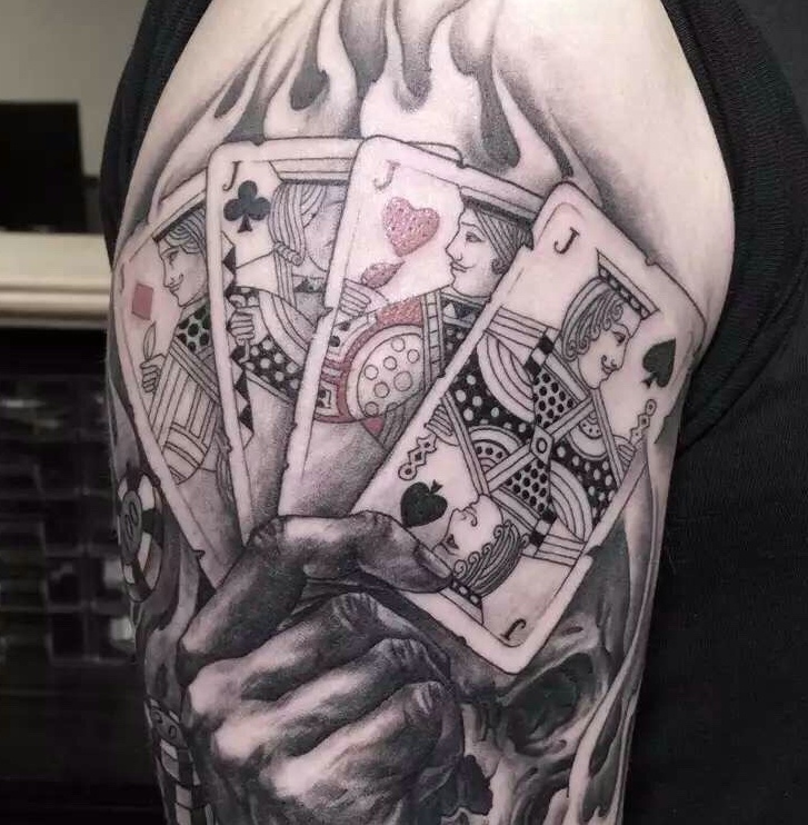 手握扑克牌的大臂个性纹身图案
