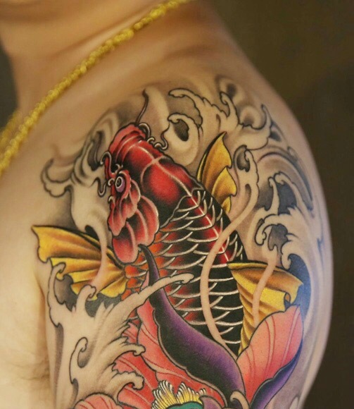大臂红鲤鱼纹身图片帅气十足