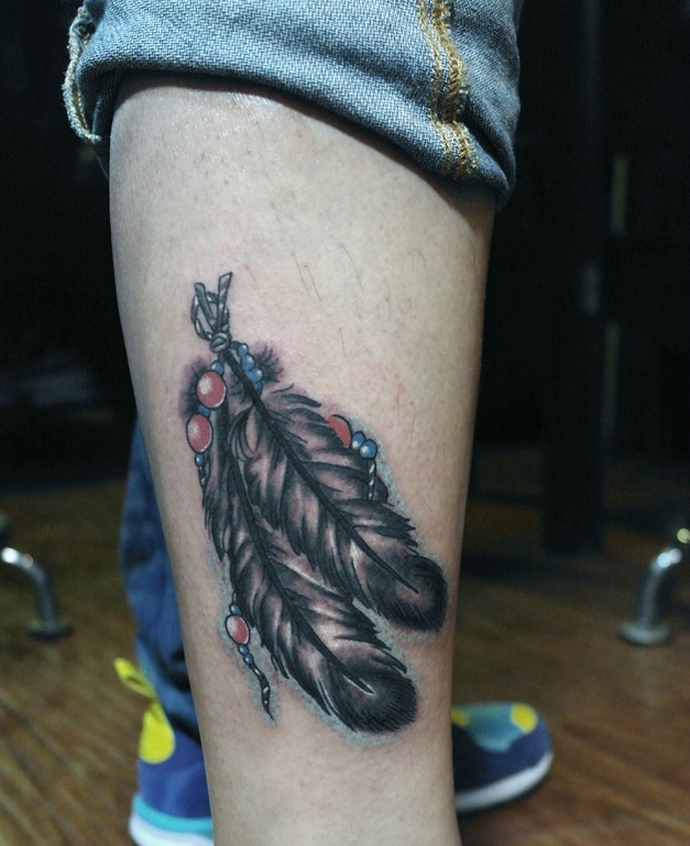 两片羽毛捆绑在一起的腿部纹身图片