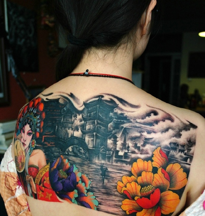 遮盖半个背部的复古花旦纹身图片